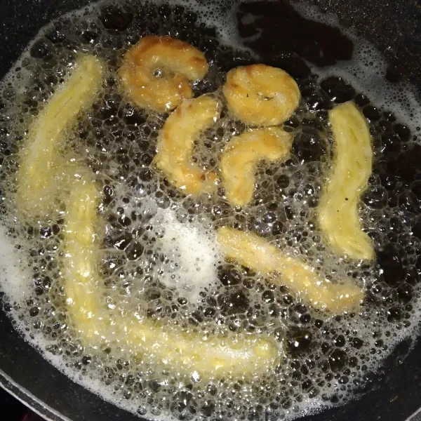 Masukkan ke dalam baking paper yang sudah ditaruh cetakan, lalu goreng hingga matang dan berubah warna menjadi kecokelatan.