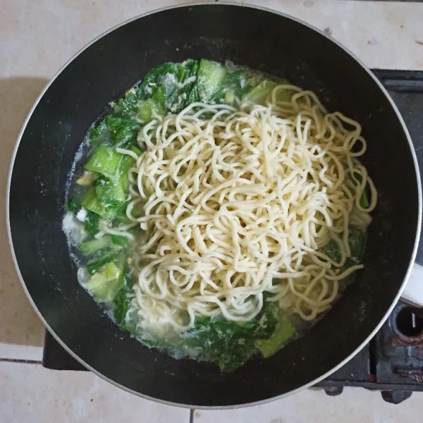 Kemudian masukkan bakmi atau mie kuning