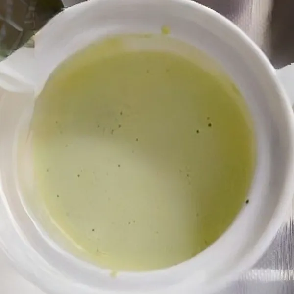 Haluskan 40 gr mentimun, tambahkan 1 butir telur ayam, aduk rata