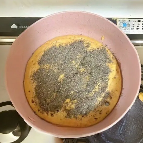 Oleskan 15 gr selai kacang di atas permukaan, lalu taburi dengan 5 gr wijen hitam