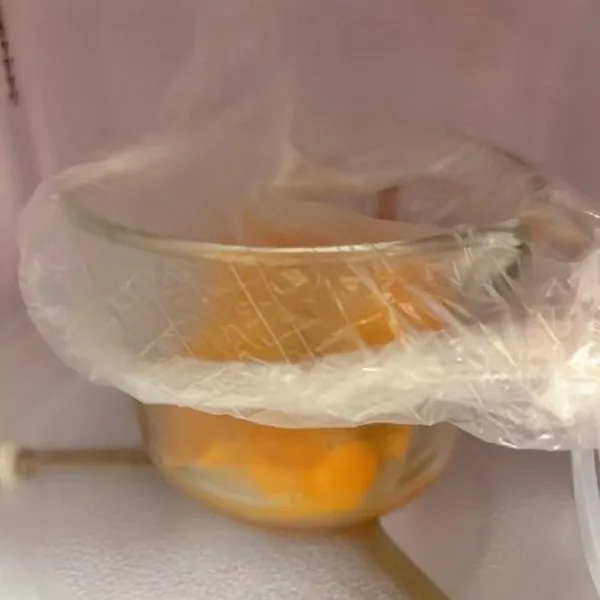 Masukkan ubi ke microwave selama 8 menit hingga empuk