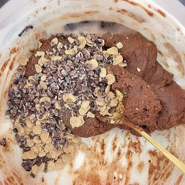 Masukkan 20 gr kacang mede cincang, aduk lagi hingga rata