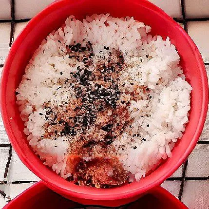 Tambahkan 5 ml kecap asin ke dalam nasi, 5 ml saus majemuk, 1/4 sdt bubuk kayu manis, 1/4 sdt bubuk adas manis, 1 sdt bubuk cengkeh, 2 sdt bubuk bunga lawang, 1 gr bubuk lada dan 5 gr wijen. Aduk rata