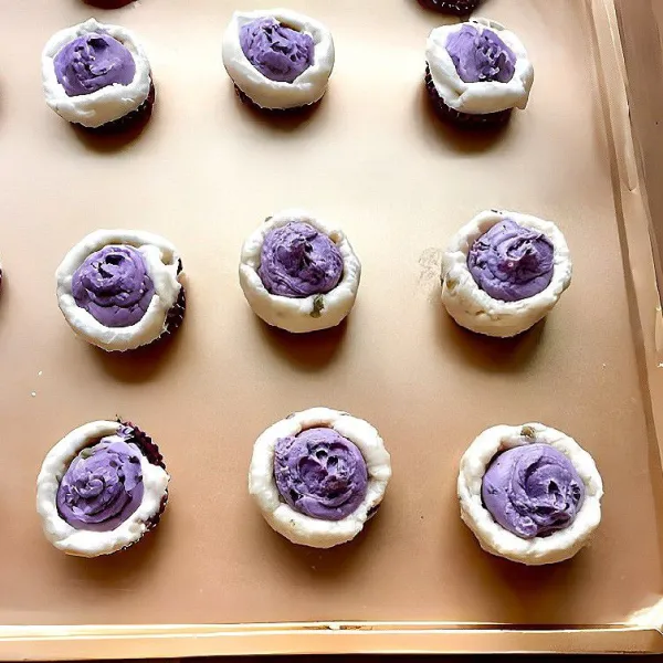 Tambahkan krim yogurt, lipat adonan menutupi isian, padatkan. Bungkus dengan plastik wrap, simpan di kulkas 30 menit