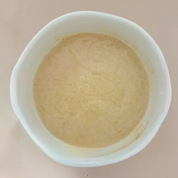 Campurkan 80 gr tepung gandum, 2 gr baking powder, dan 2 gr ragi instan ke dalam wadah. Masukkan 1 butir telur, lalu tambahkan air hangat sedikit demi sedikit sambil diaduk hingga adonan kental dan lengket