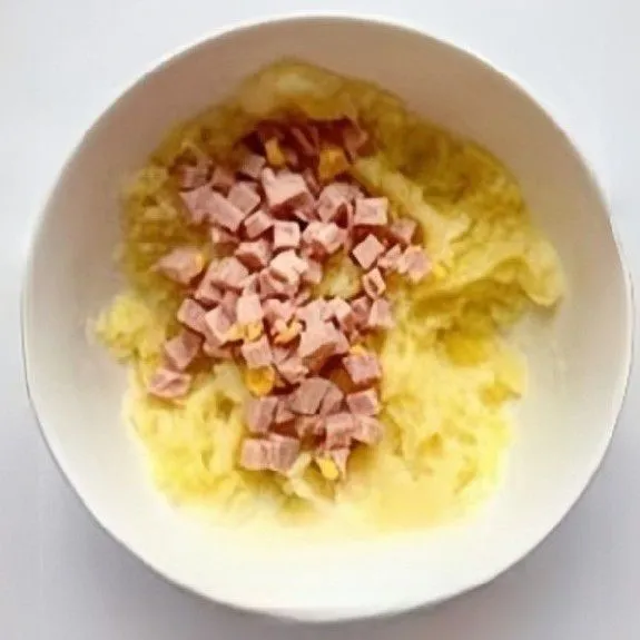 Tambahkan 50 gr ham cincang, aduk rata