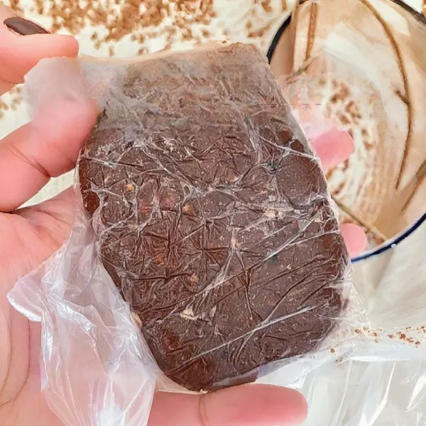 Bungkus adonan dengan plastik wrap, ratakan, lalu bekukan selama 20 menit hingga padat