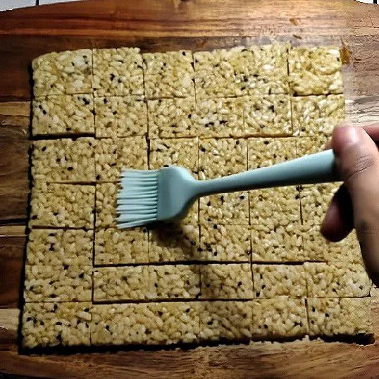 Olesi permukaan dengan minyak sayur. Masukkan potongan nasi ke dalam air fryer, panggang pada suhu 200°C selama 25 menit hingga renyah kecokelatan