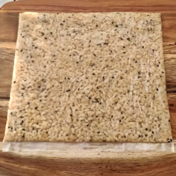 Masukkan campuran nasi ke dalam plastik ziplock, ratakan dan tekan hingga tipis menggunakan rolling pin. Bekukan di freezer hingga keras