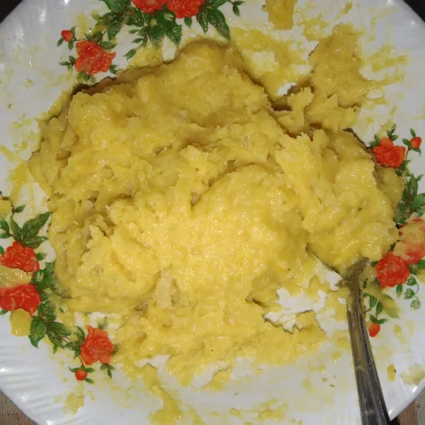 Masukkan telur, lalu aduk sampai rata.