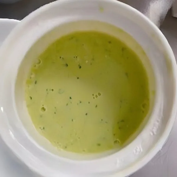 Masukkan 15 gr tepung terigu. Aduk hingga rata