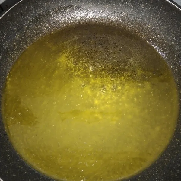 Masukkan gula pasir, mentega, dan air secukupnya, lalu tunggu hingga mentega dan gula larut, panaskan dengan api sedang.