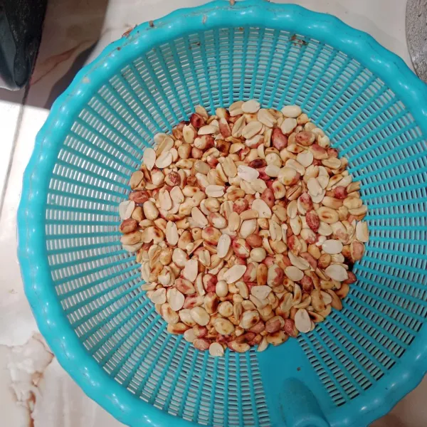 Bersihkan kacang dari kulit ari nya.