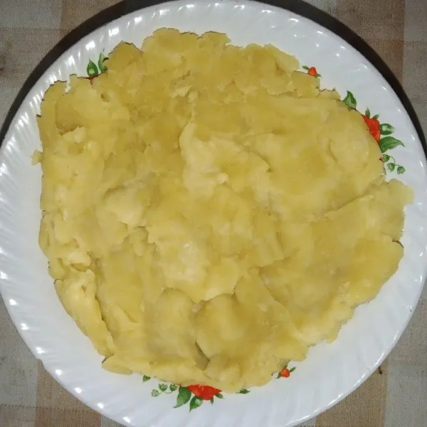 Angkat dan pipihkan adonan, lalu diamkan selama beberapa menit agar adonan mendingin dan gak terlalu panas.