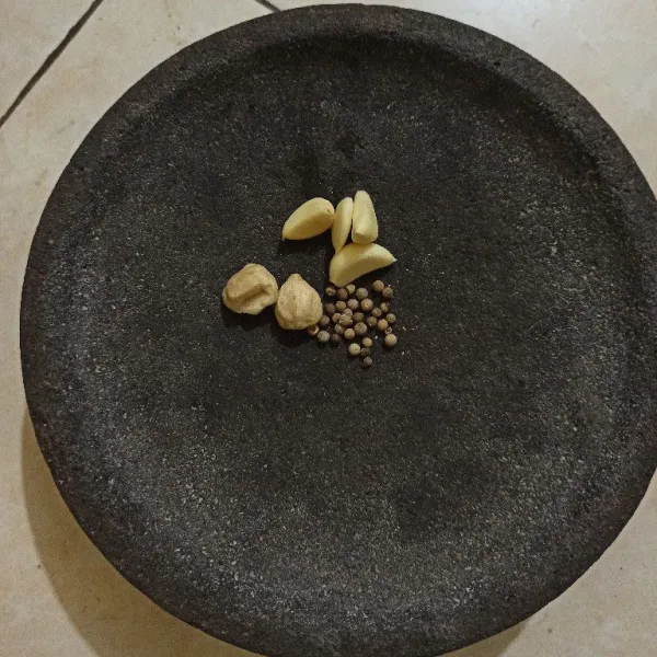 Uleg lada, bawang putih, dan kemiri
