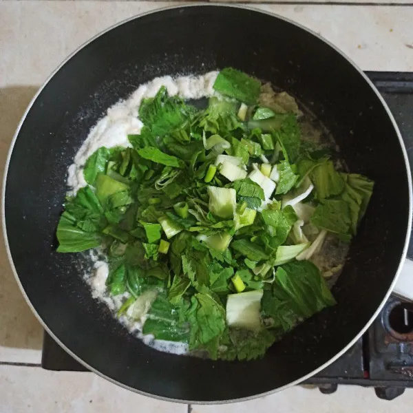 Masukkan juga sawi pakcoy, daun bawang, dan seledri