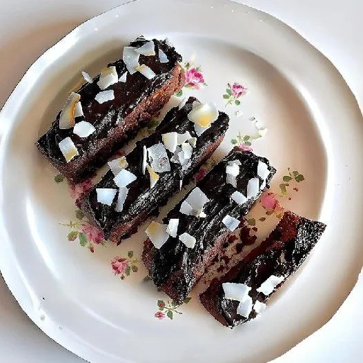 Tambahkan bar dengan lapisan cokelat diatasnya. Taburi serutan kelapa diatasnya