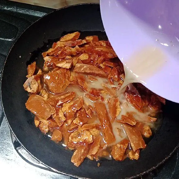 Iris gula merah, lalu masukan ke teflon dan tambahkan air serta air jahe.