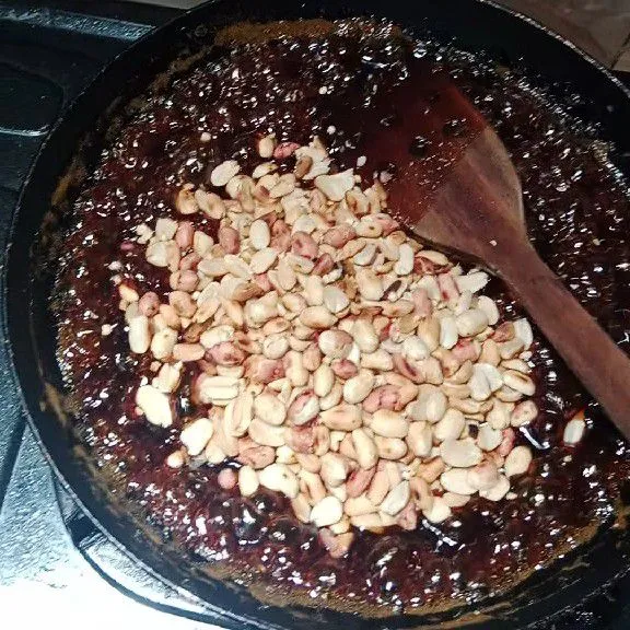 Masak sampai gula mengental, lalu masukan kacang sangrai dan masak sampai benar benar mengental.