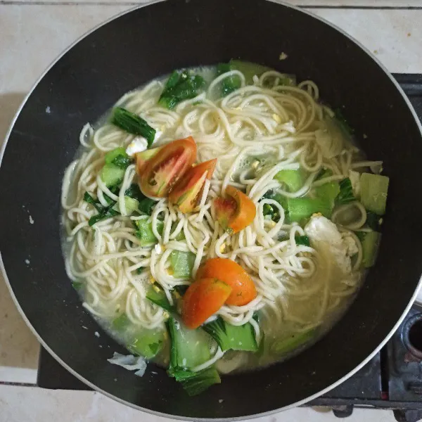 Jangan lupa koreksi rasa dan terakhir masukkan irisan tomat