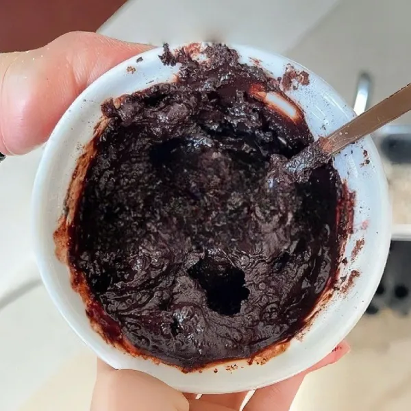 Untuk lapisan cokelat, lelehkan 30 gr dark chocolate dengan 15 gr bubuk kakao, 10 gr pemanis, dan 20 ml susu, aduk rata
