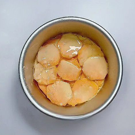 Tata irisan ubi jalar di dasar loyang