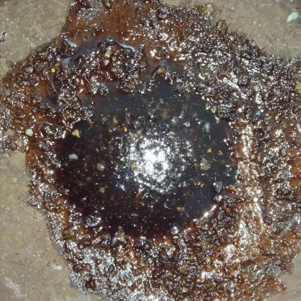 Masukkan minyak dan kecap aduk-aduk hingga tercampur rata