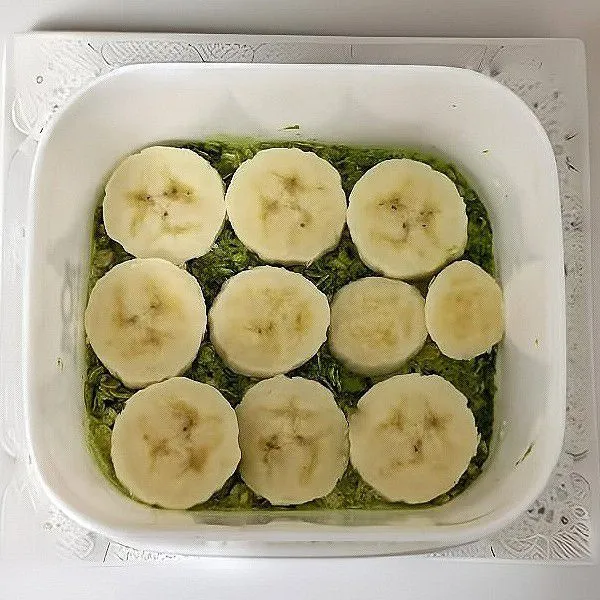 Susun 50 gr irisan pisang di atasnya