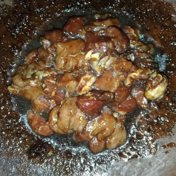 Masukkan daging sapi yang sudah dipotong-potong lalu aduk hingga tercampur dengan bumbu sate dan diamkan selama kurang lebih 30 menit