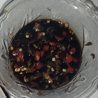 Masukkan kecap, bawang merah goreng, dan cabe rawit potong, siap disajikan