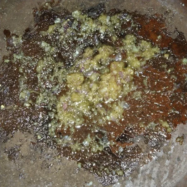 Uleg bawang merah, bawang putih, lada, garam, dan kaldu bubuk hingga halus