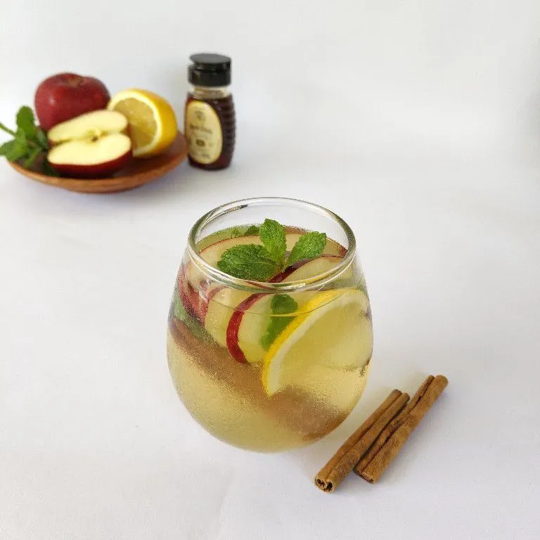 Infused Water Apple Cinnamon