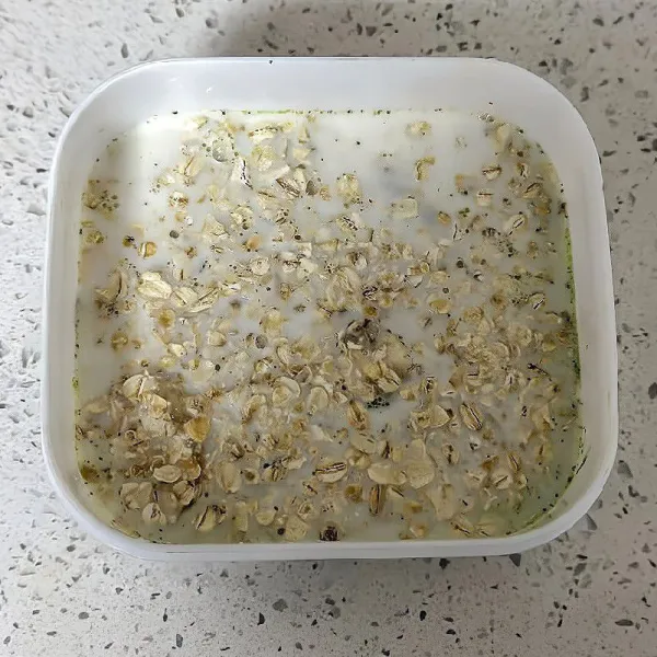 Tuangkan sisa susu, lalu tutup dengan lapisan tipis oatmeal instan di atasnya