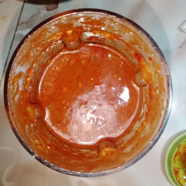 Goreng cabe, bawang merah, bawang putih, dan kencur lalu haluskan dengan menambahkan gula merah, secukupnya air, garam, kaldu bubuk, penyedap, dan daun jeruk.