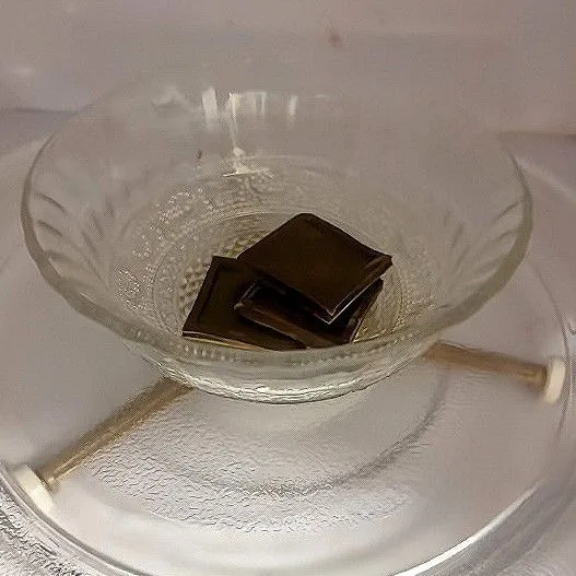 Lelehkan 80 gr cokelat hitam dengan microwave (1 menit) atau dengan cara ditim hingga cair