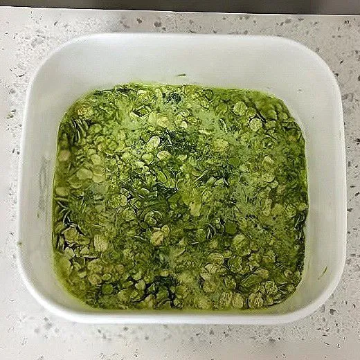 Campurkan 60 gr oatmeal instan dengan 5 gr bubuk matcha dalam wadah. Tuang 100 ml susu rendah lemak, aduk rata