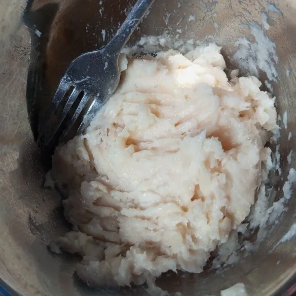 Haluskan tape singkong