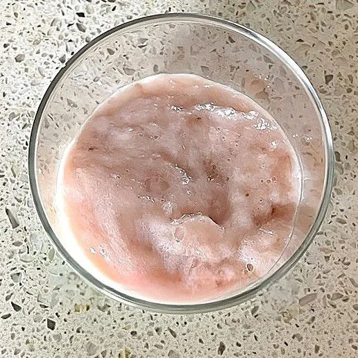 Dalam panci kecil, campurkan 250 ml susu kedelai, 10 gr maizena, 10 gr gula, dan 1 gr garam laut. Panaskan hingga mengental