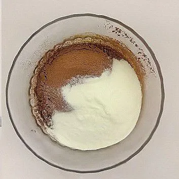 Tambahkan 20 gr bubuk kakao, 20 gr tepung terigu, dan 30 ml susu cair, lalu aduk hingga tercampur rata menjadi adonan cokelat