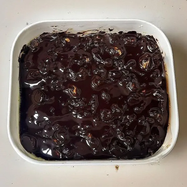 Tuang campuran cokelat di atas lapisan oatmeal. Ratakan permukaan, kemudian simpan di lemari es semalaman
