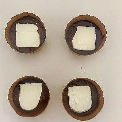 Tuang setengah adonan ke dalam cetakan muffin. Letakkan 5 gr cream cheese di tengah setiap cetakan