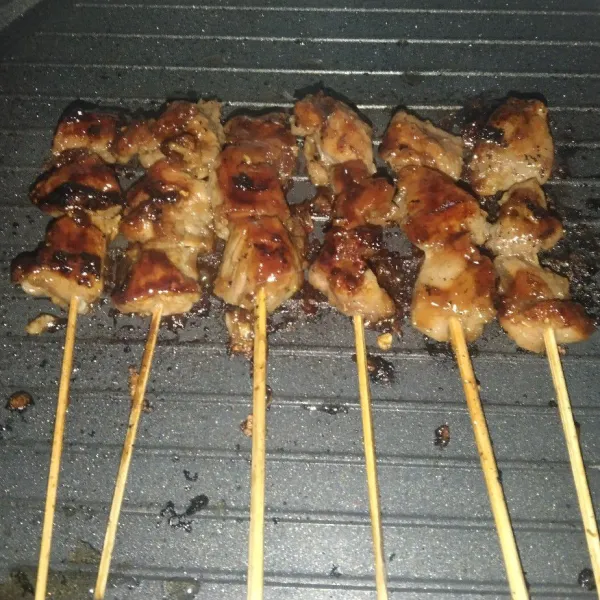 Setelah itu tusukkan daging ke tusuk sate lalu panggang hingga matang