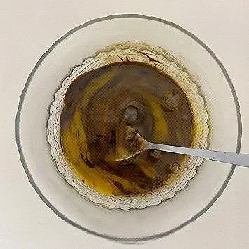 Masukkan 1 butir telur ayam, aduk rata