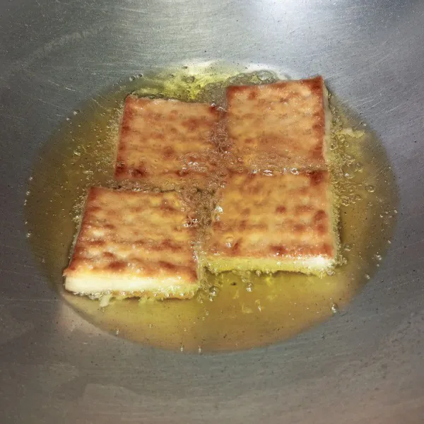 Goreng dalam minyak panas dengan api kecil selama 2 menit. Angkat lalu sajikan.