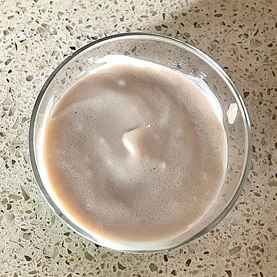 Tuangkan 50 ml saus susu kedelai di atasnya