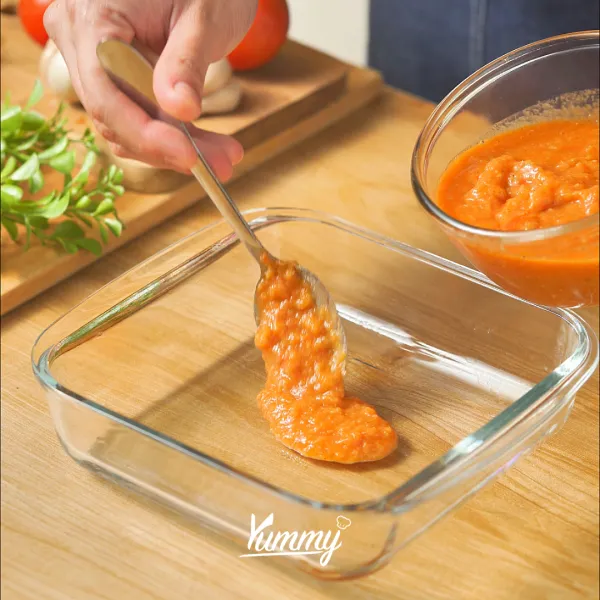 tata saus di oven baked plate dan tambahkan rigatoni yang diisi dengan keju, tambahkan saus tomat dan keju mozarella diatas.