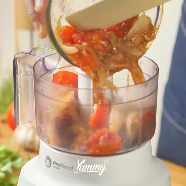 Blender tumisan saus tomat hingga halus.