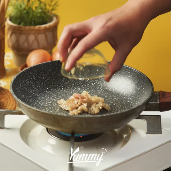 Panaskan minyak tumis bawang merah, bawang putih, dan cabai merah, masak hingga layu dan harum