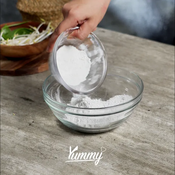 Campurkan semua bahan adonan crepes, aduk hingga semua tercampur rata. Sisihkan.