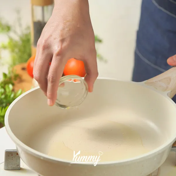 panaskan minyak tumis bawang putih, bawang bombay, tomat, garam, lada, kaldu bubuk. tumis hingga wangi.